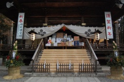 弊社と同じ下諏訪町の諏訪大社下社の神楽殿です